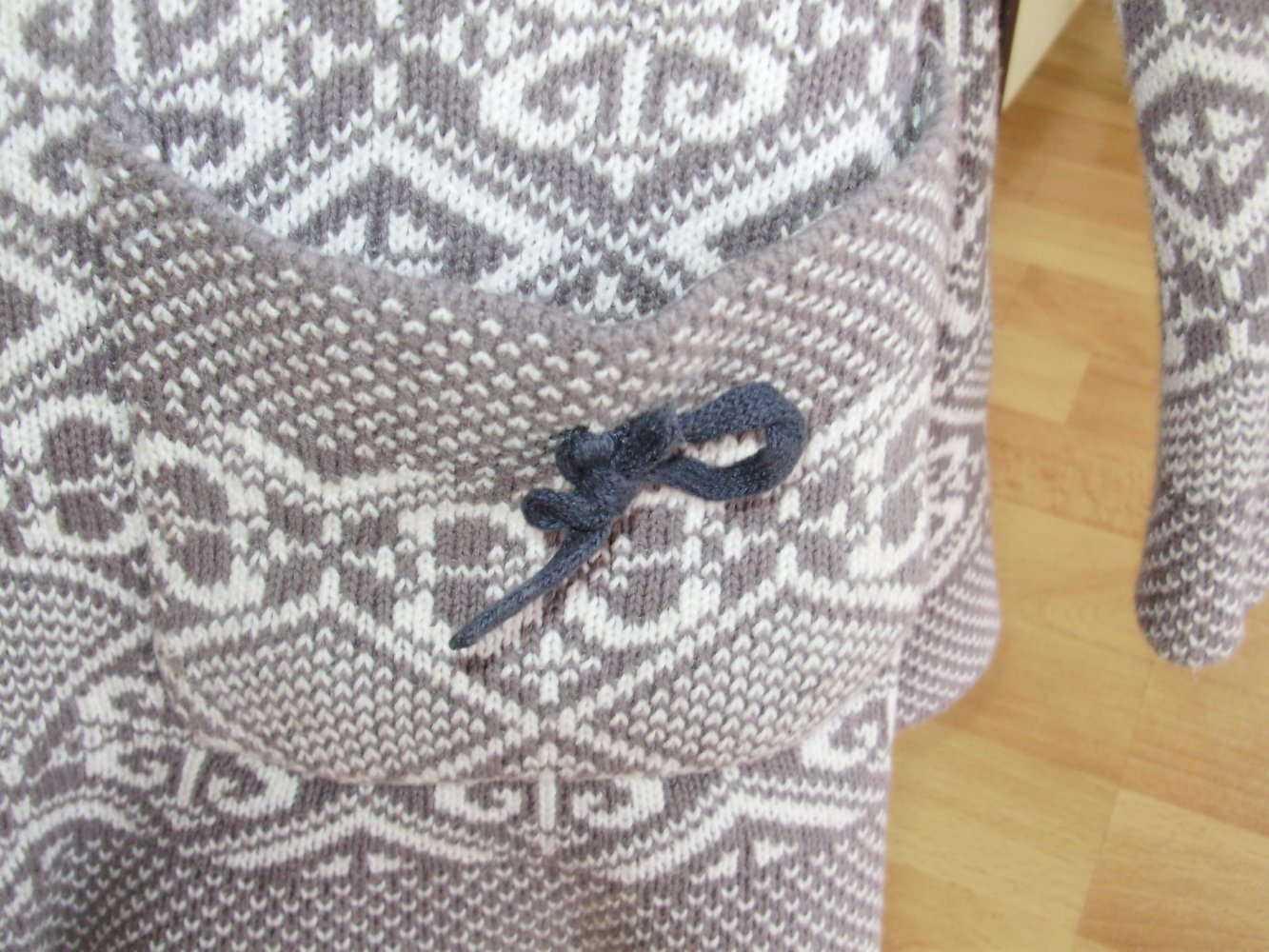 Sorgenfri Strickjacke Cardigan grau beige Muster RV Kapuze XS S