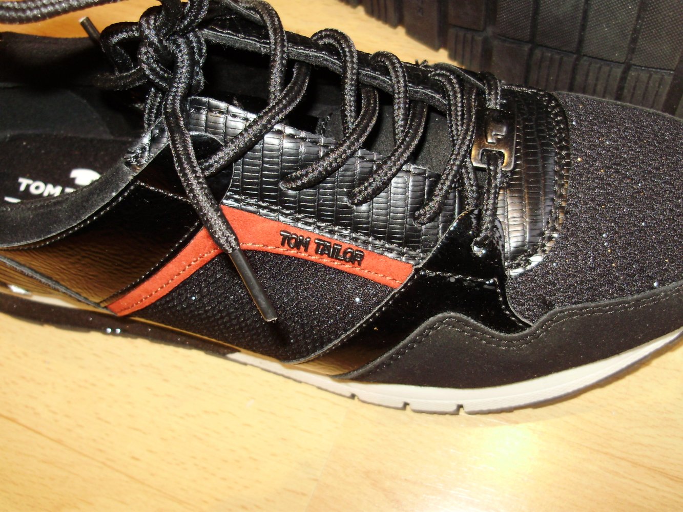 Tom Tailor Sneaker schwarz rot memory Effect Gr 41 NEU