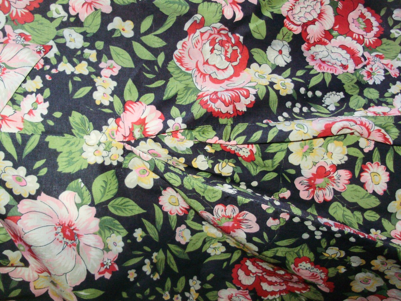 Kleid Vintage Blumen auf schwarzen Grund Schluppe M L passend