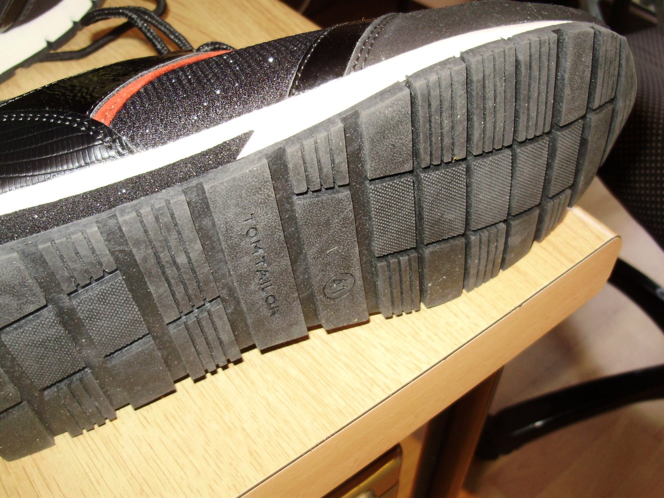 Tom Tailor Sneaker schwarz rot memory Effect Gr 41 NEU