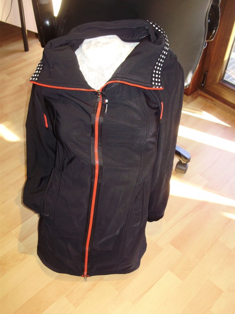 Marc Cain Mantel schwarz Warmfutter rote Details M passend