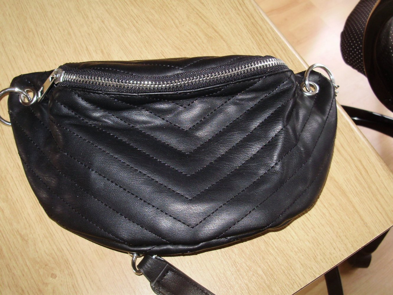 Bauchtasche Umhängetasche Crossbag schwarz gesteppt Kette NEU