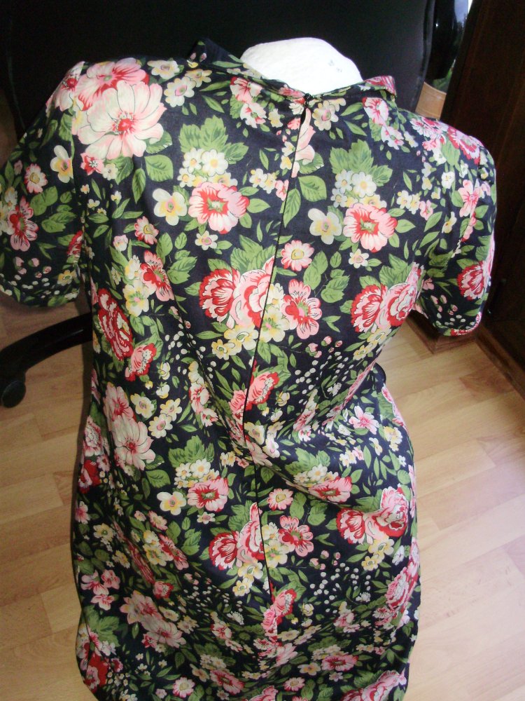 Kleid Vintage Blumen auf schwarzen Grund Schluppe M L passend