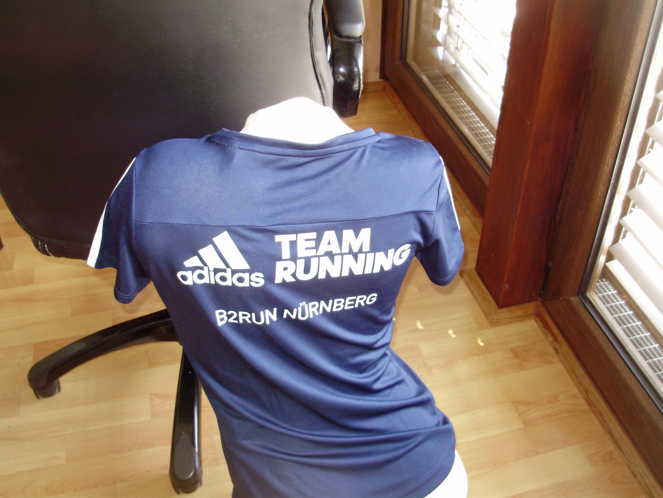 adidas Shirt dunkelblau Print hinten Gr S wie neu