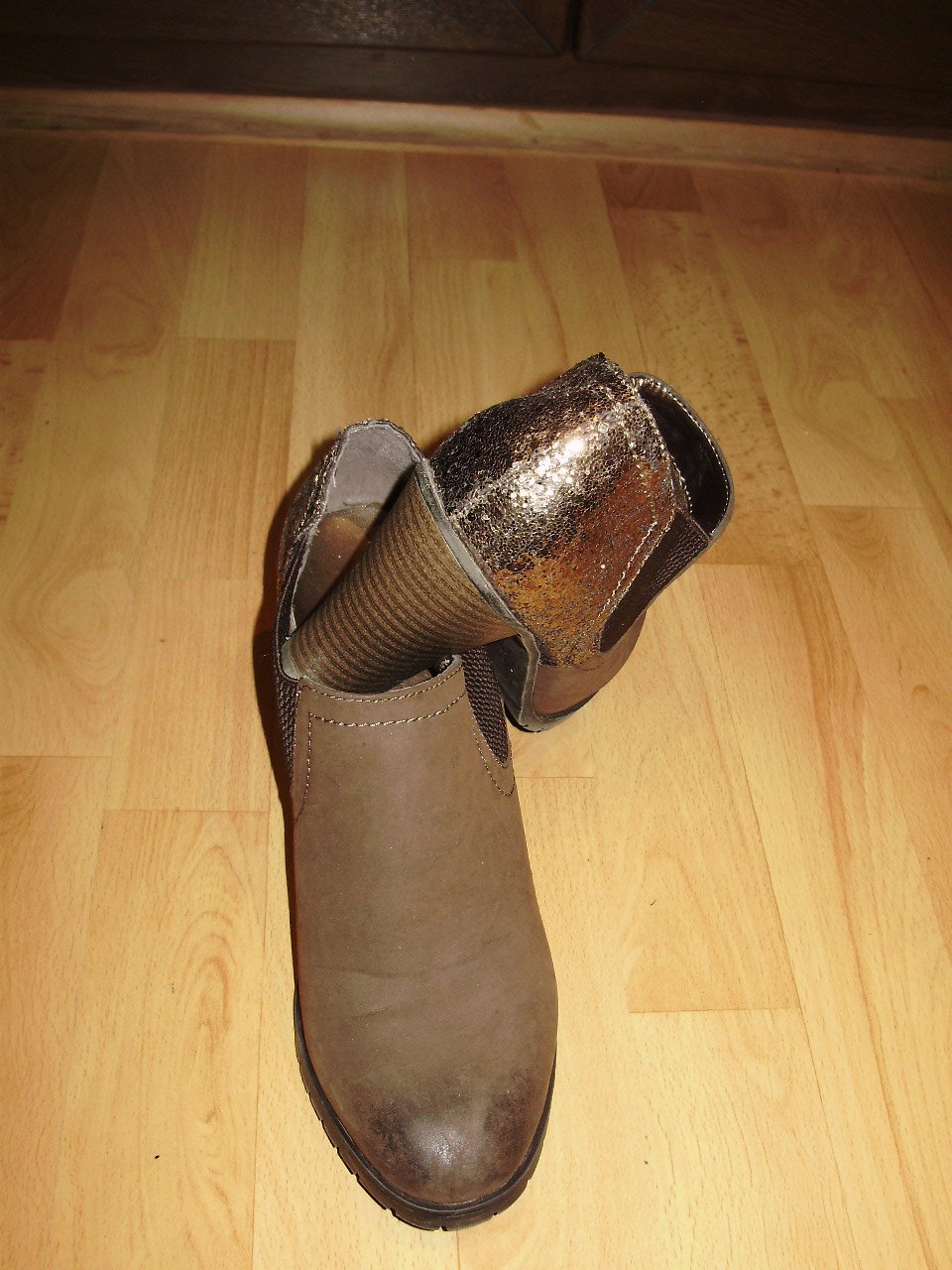 Pumps braun Gold an Ferse Gr 40