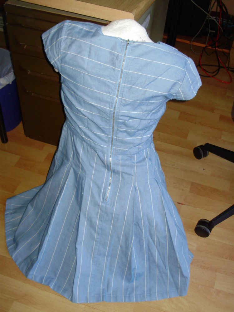 Louche London Kleid hellblau dezente Streifen gefüttert 12 = S/M