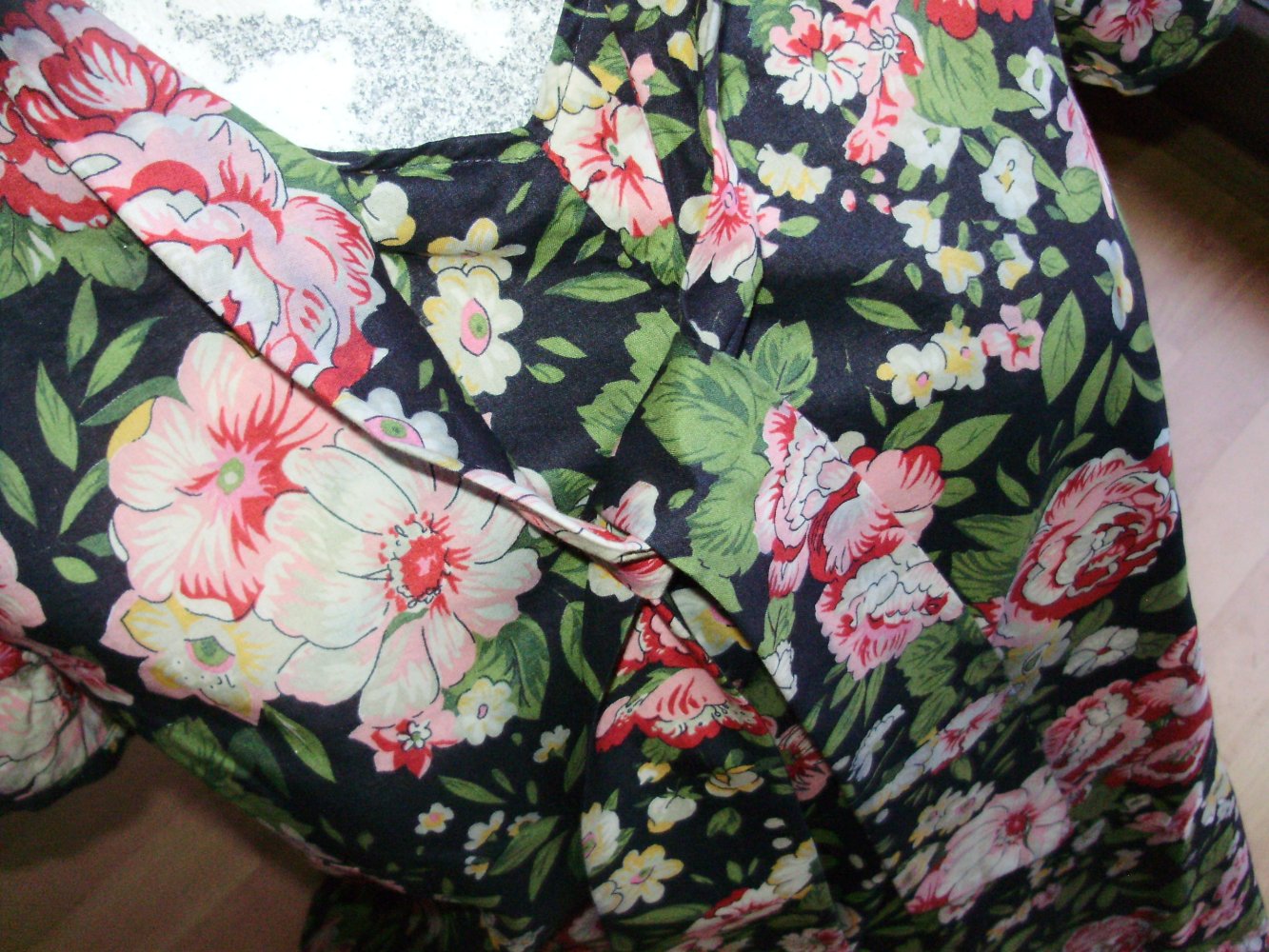 Kleid Vintage Blumen auf schwarzen Grund Schluppe M L passend