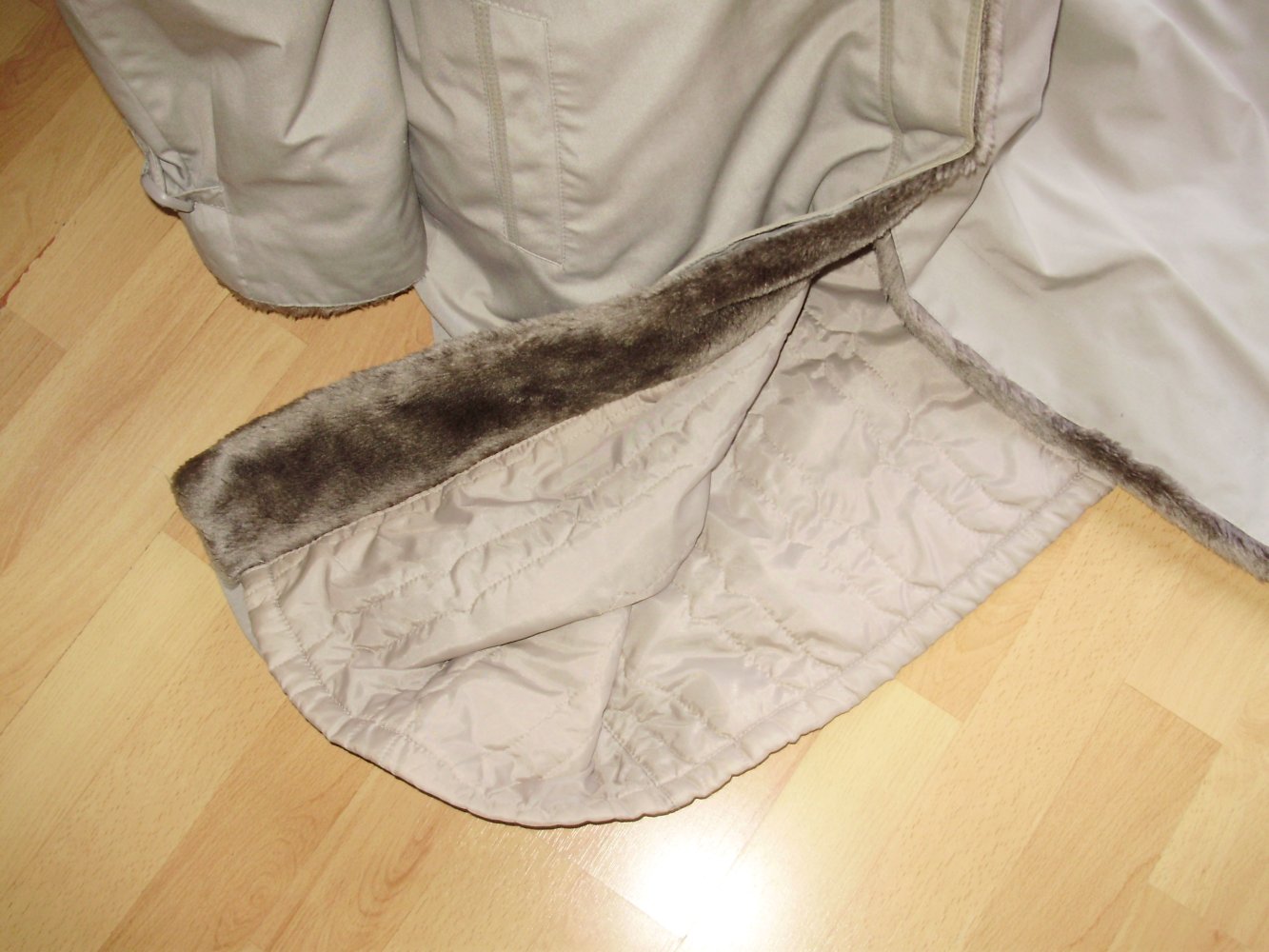 Mantel beige Stepp Fellrand an Kragen und Verschlussleite 44
