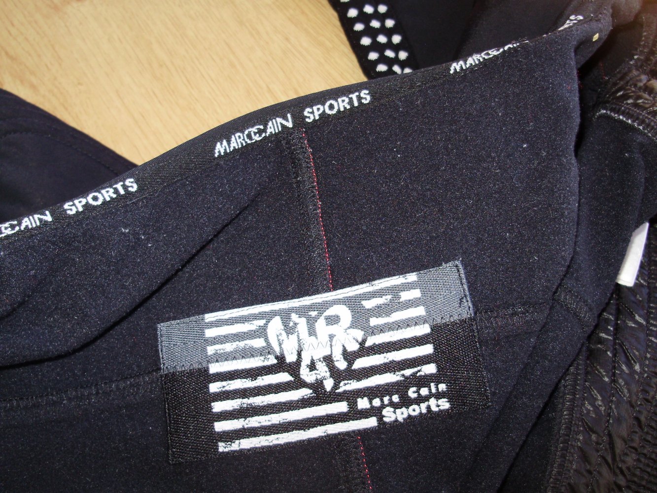 Marc Cain Mantel schwarz Warmfutter rote Details M passend