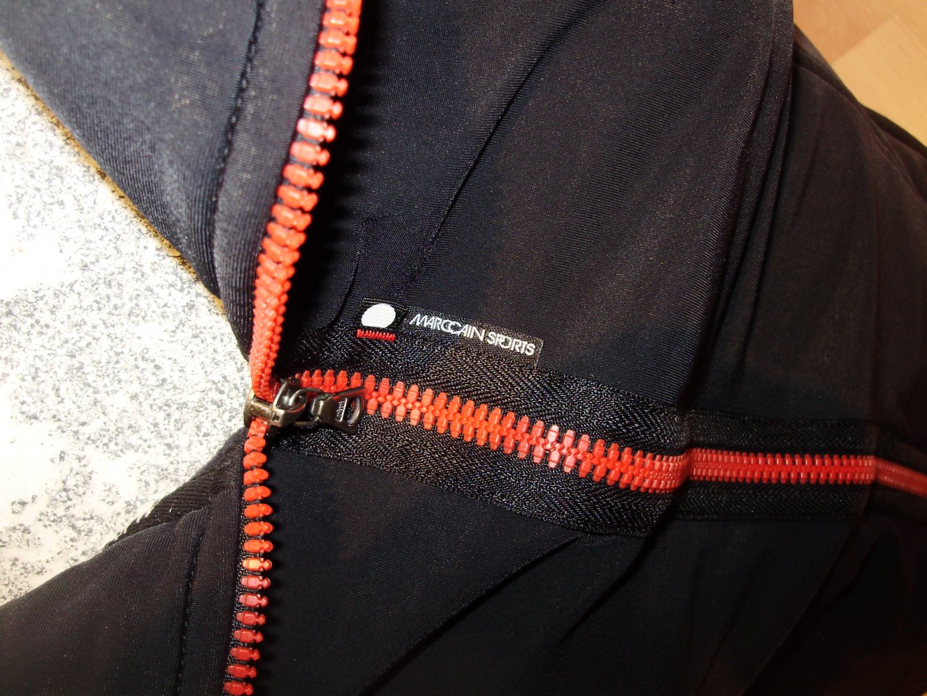 Marc Cain Mantel schwarz Warmfutter rote Details M passend