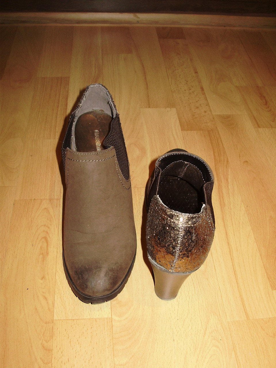 Pumps braun Gold an Ferse Gr 40