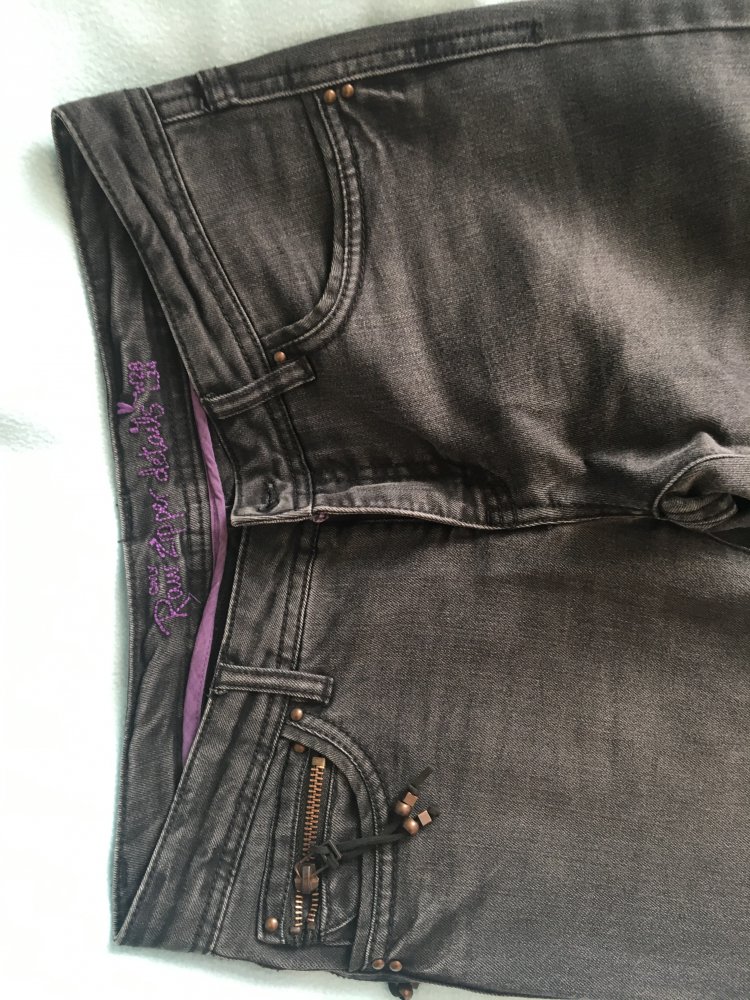 Graue Jeans