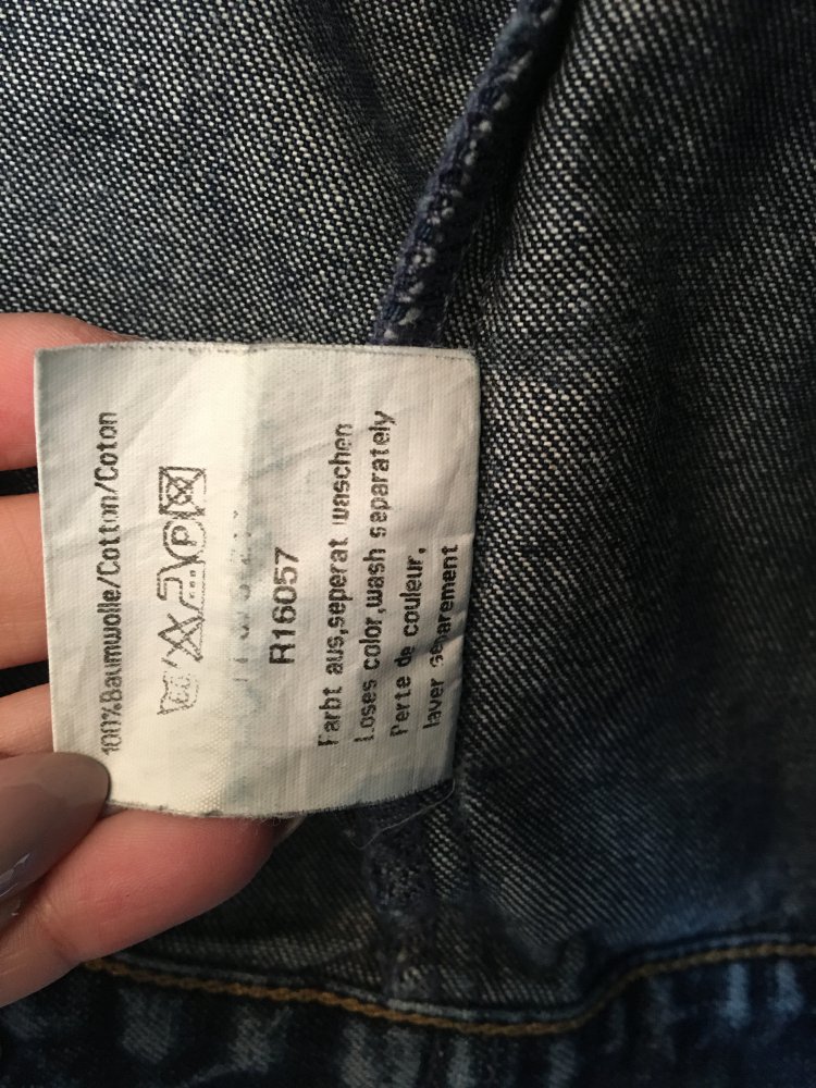 Dunkle Jeansjacke 