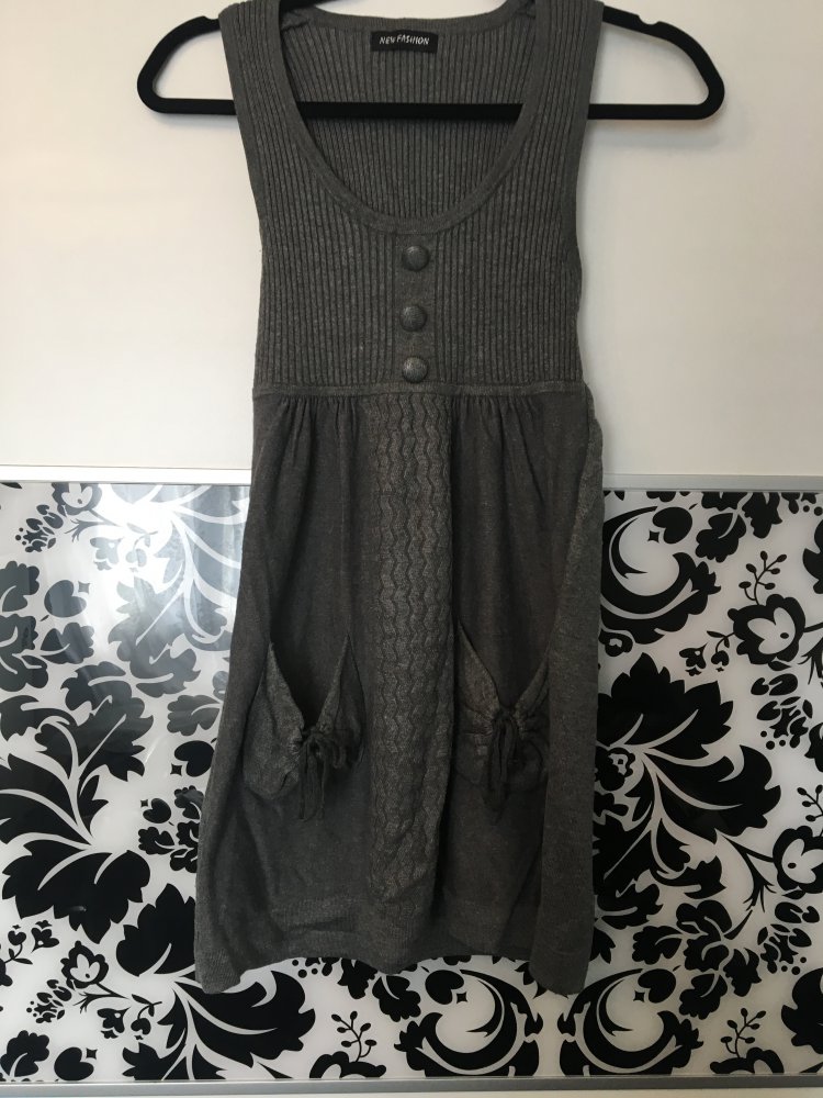 Graues Strickkleid