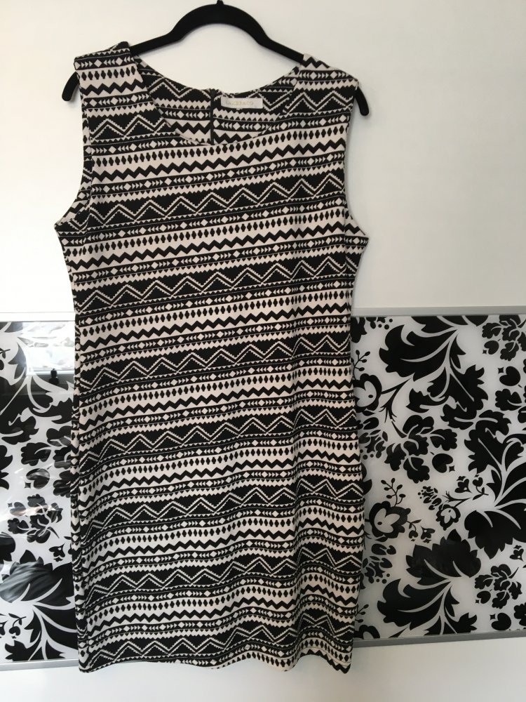 Gemustertes Kleid