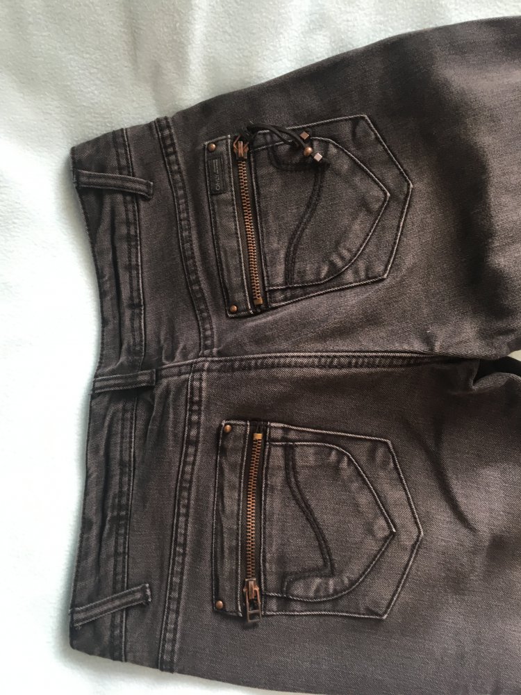 Graue Jeans