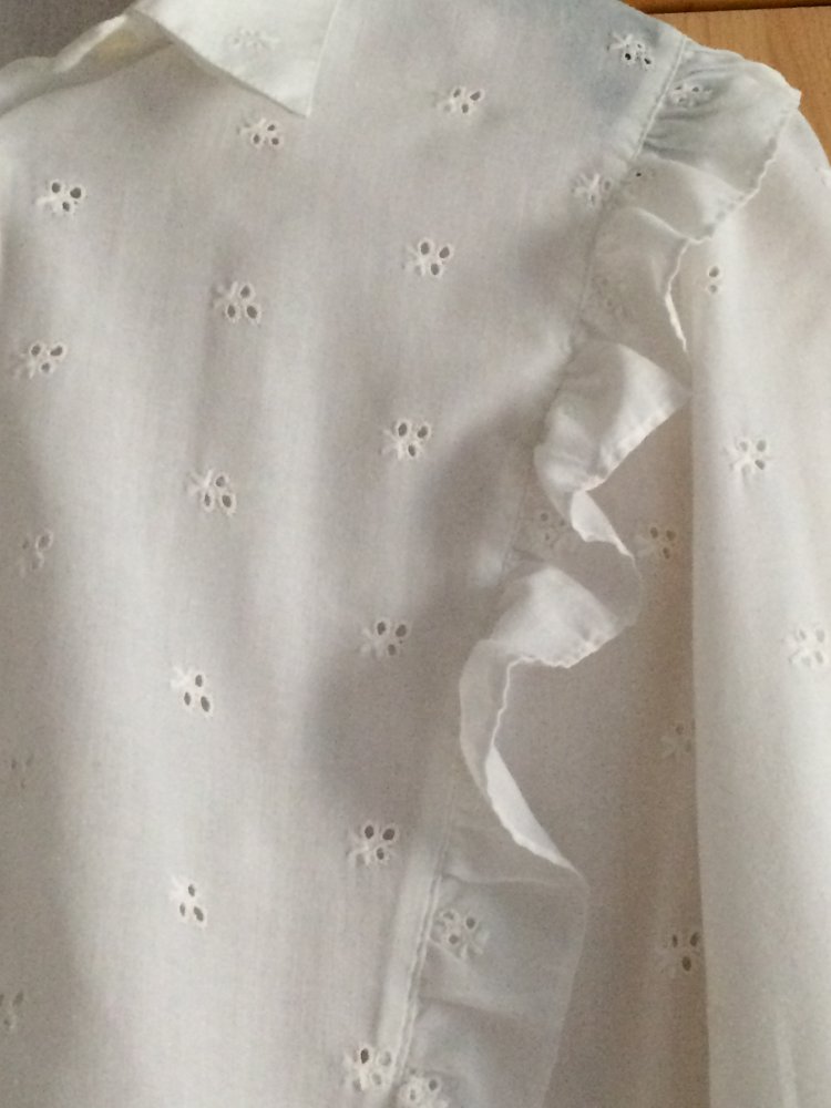 Weiße Bluse mit Lochstickmuster