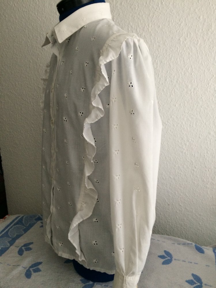 Weiße Bluse mit Lochstickmuster