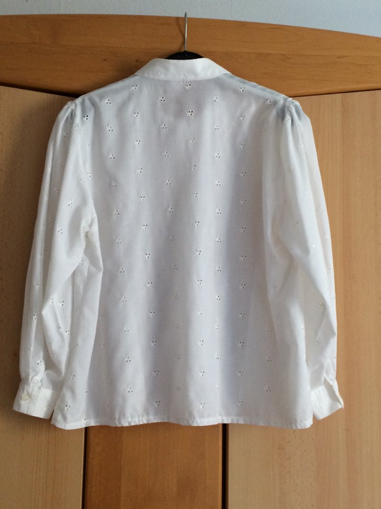 Weiße Bluse mit Lochstickmuster