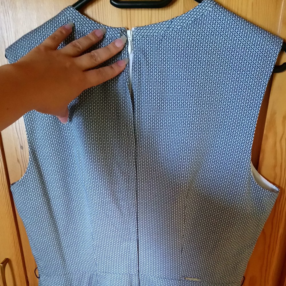 Grau weißes Kleid