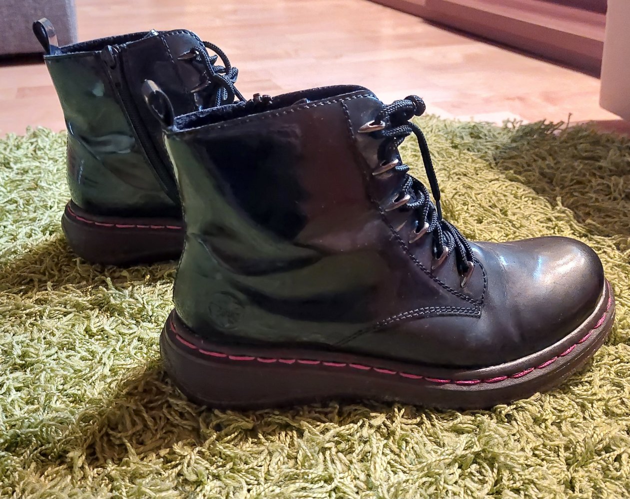 Dunkelblaue warme Stiefel 