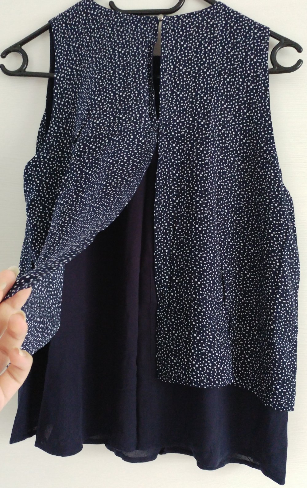 dunkelblaues Top