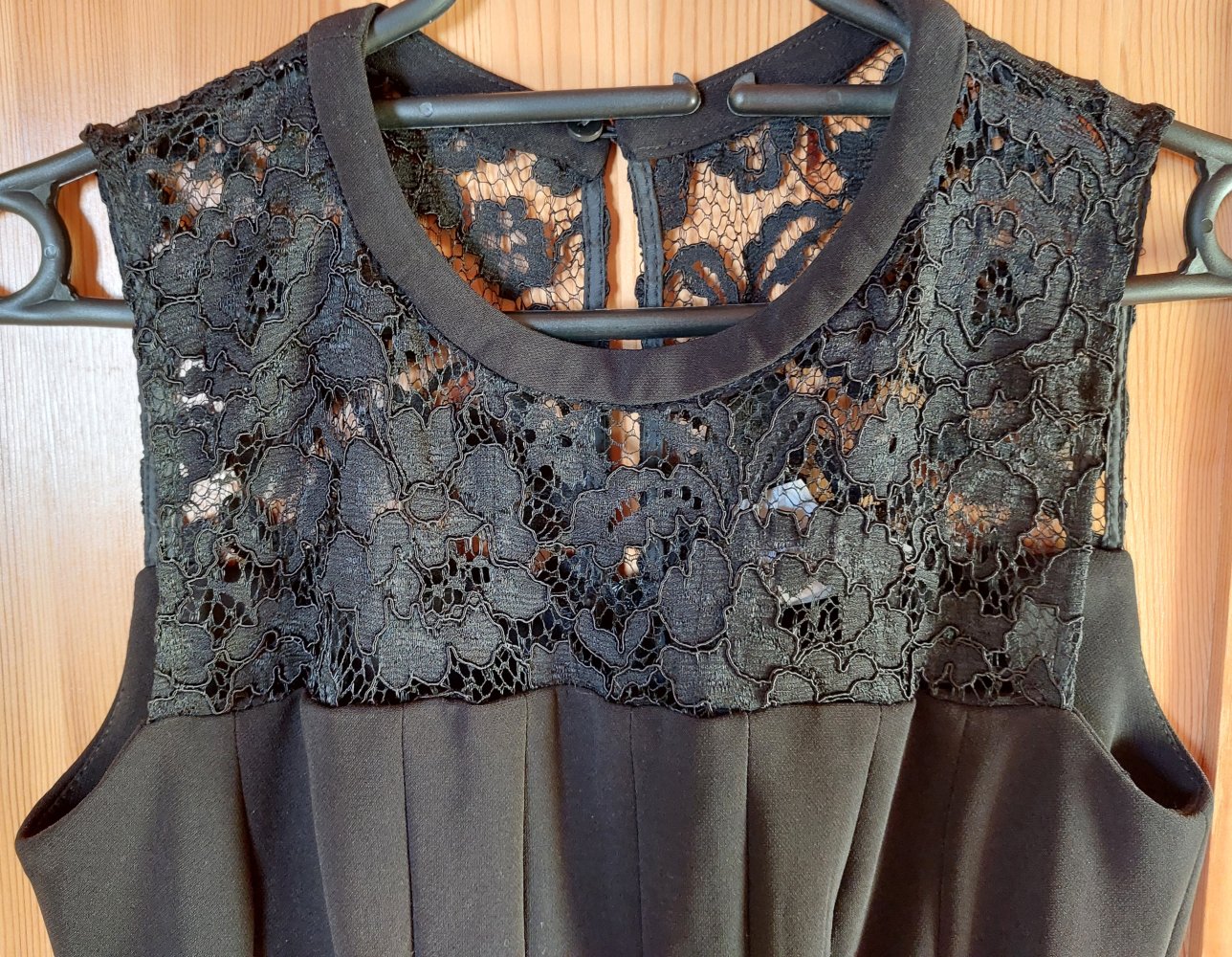 Schwarzes Kleid 