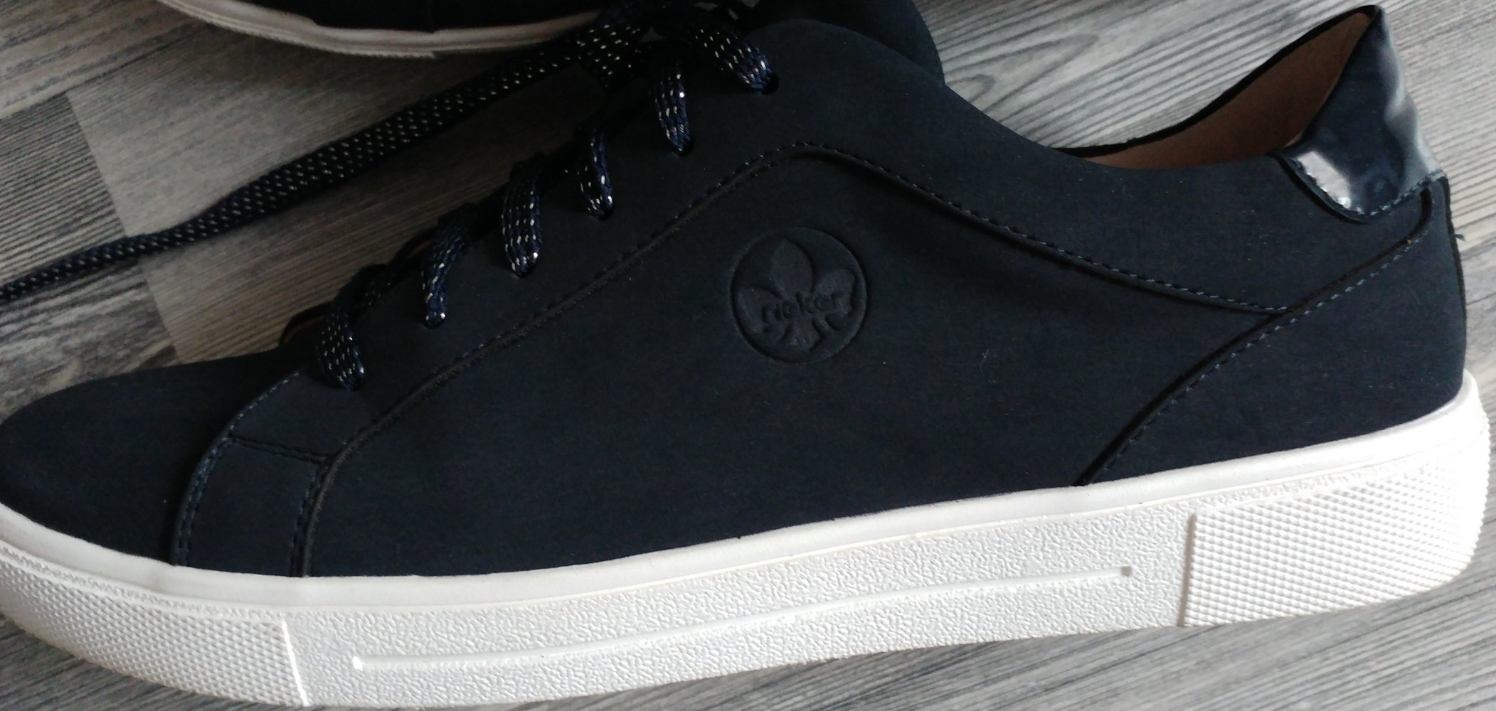 blaue Sneaker