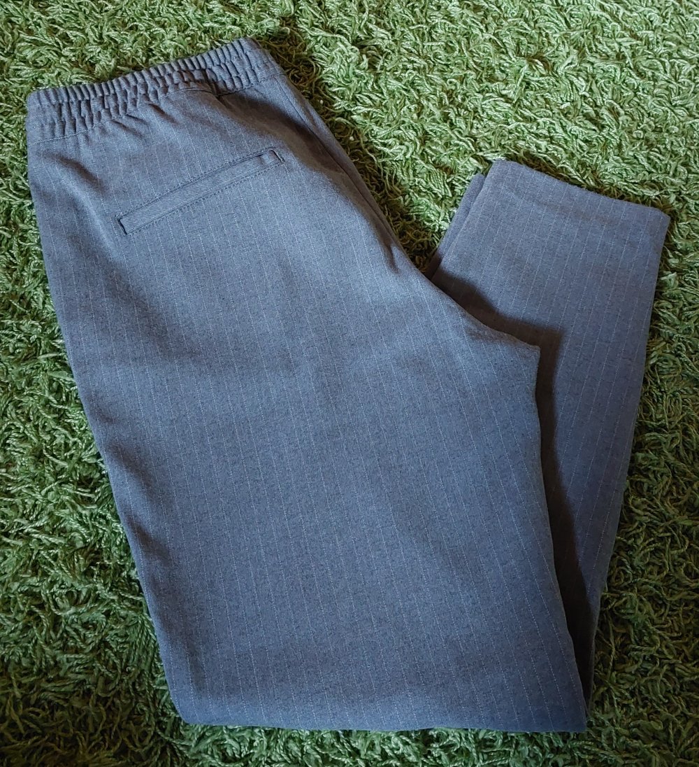 Graue Stoffhose