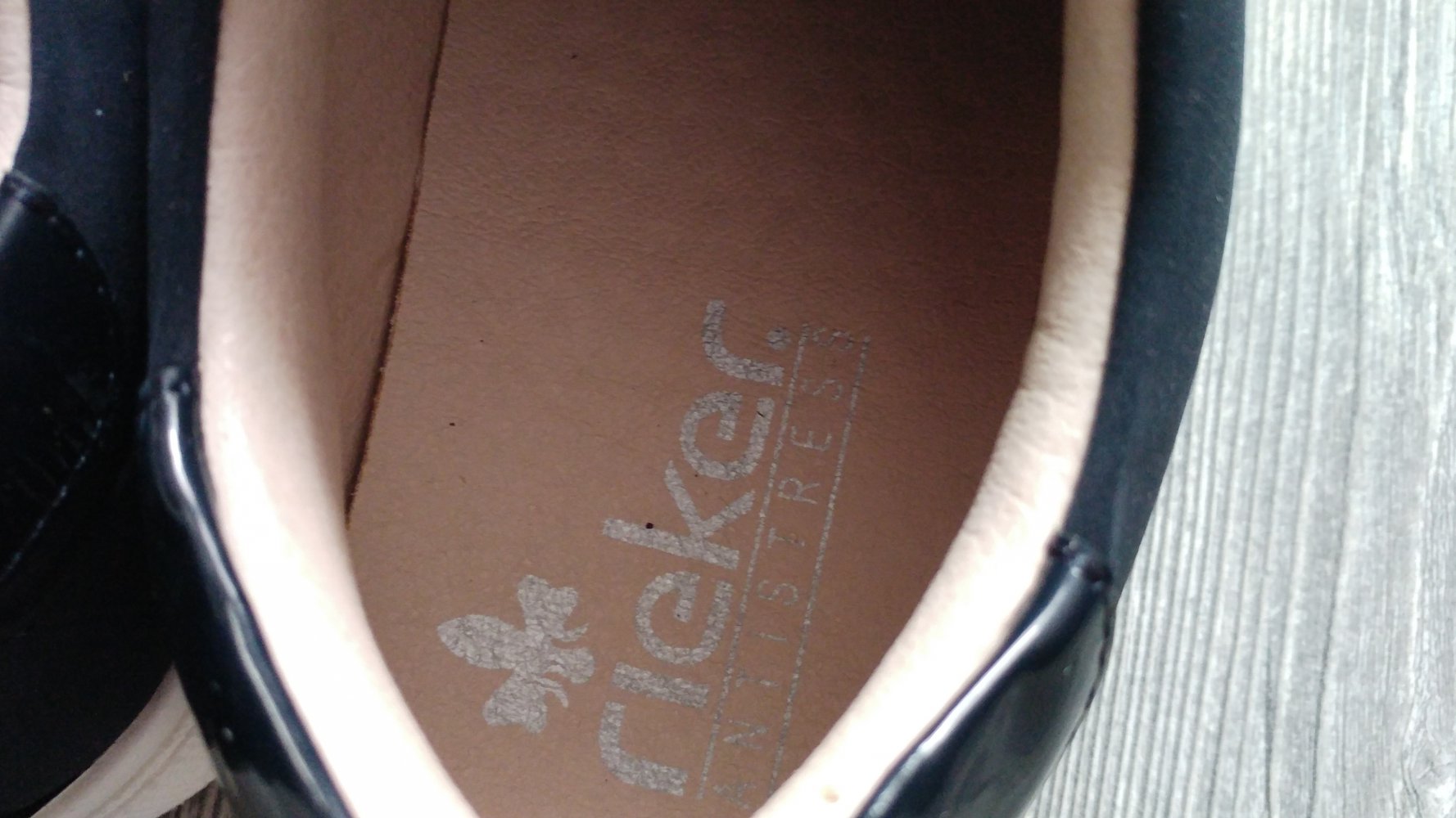blaue Sneaker