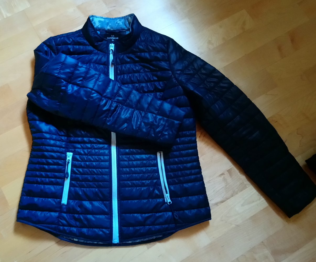 blaue Daunenjacke