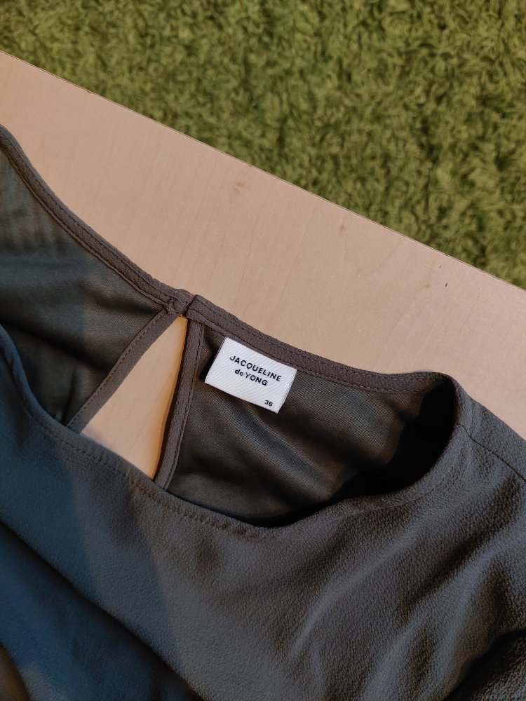 khakifarbenes Kleid