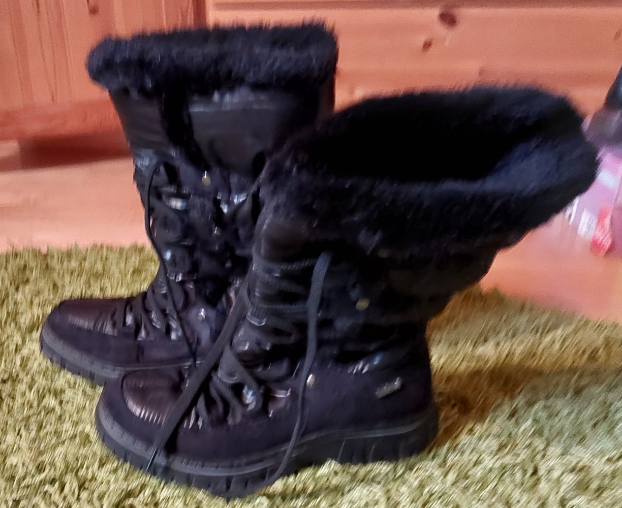 Schwarze Winterboots