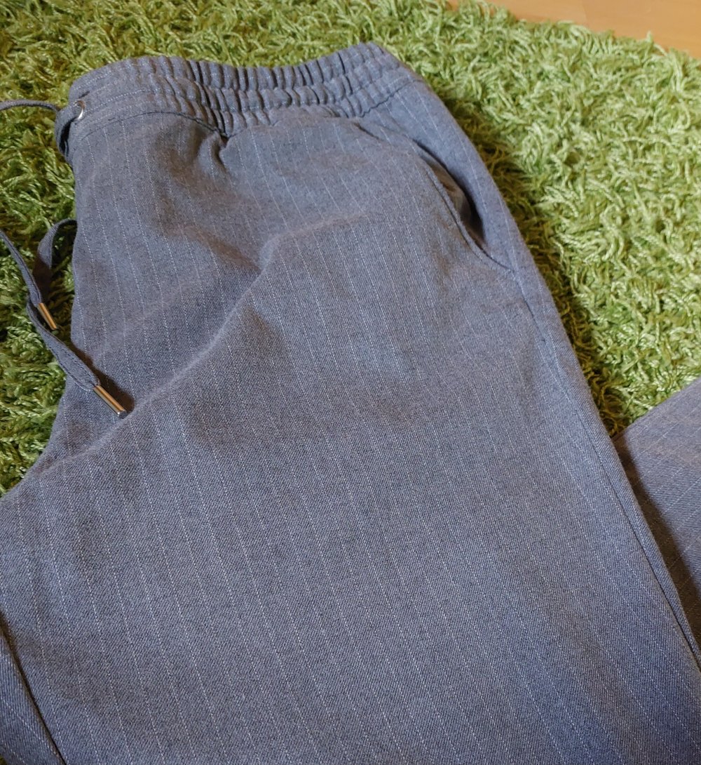 Graue Stoffhose