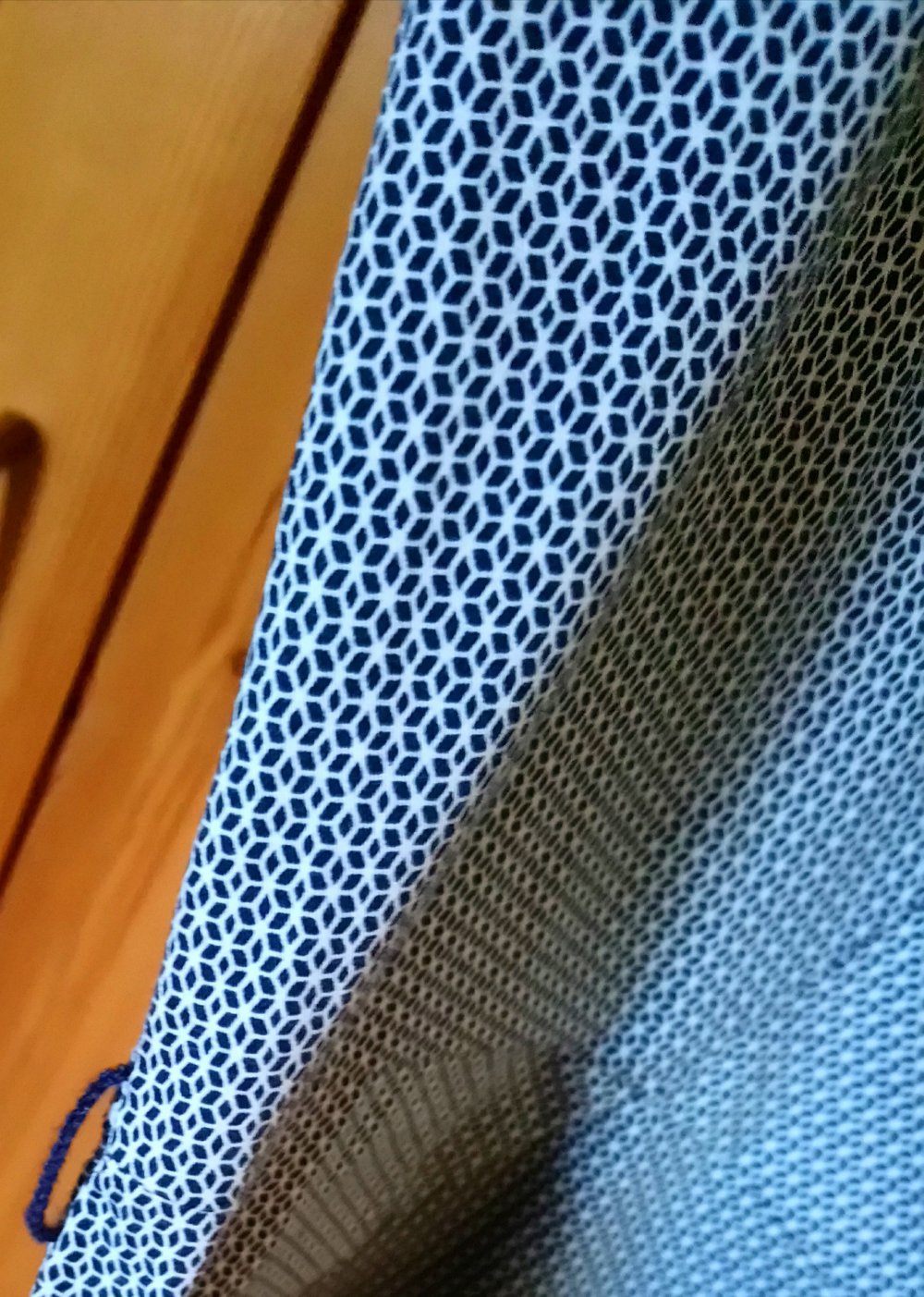 Grau weißes Kleid