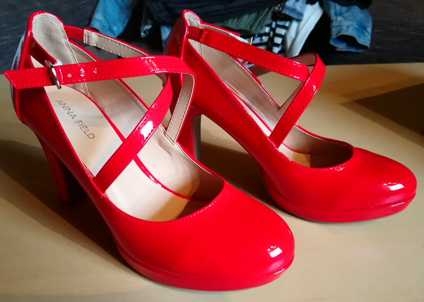 Knallrote Riemchen absatzschuhe 