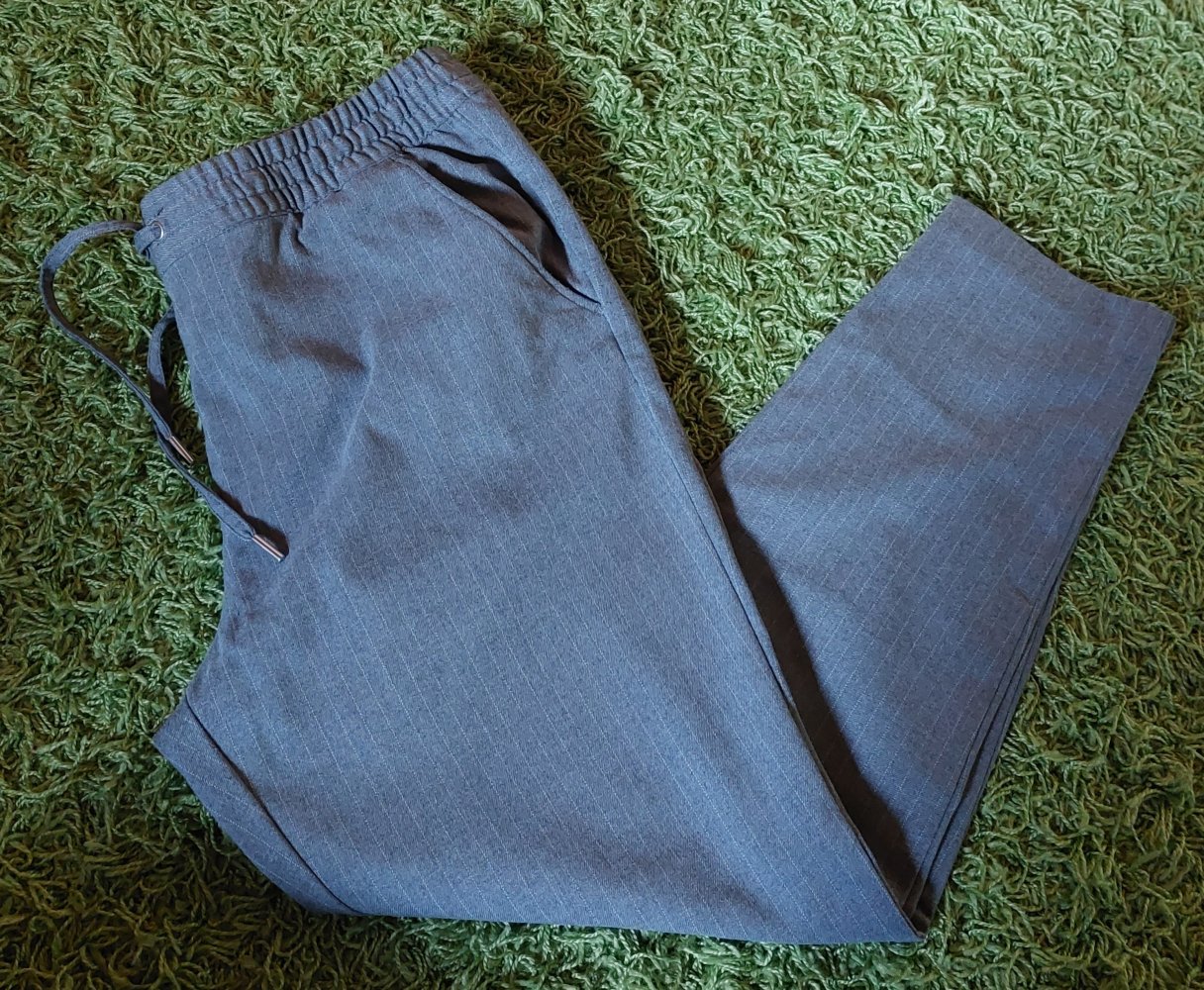 Graue Stoffhose