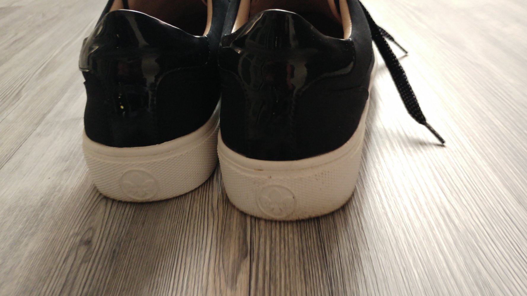 blaue Sneaker