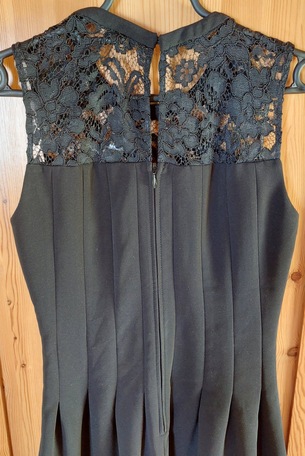 Schwarzes Kleid 