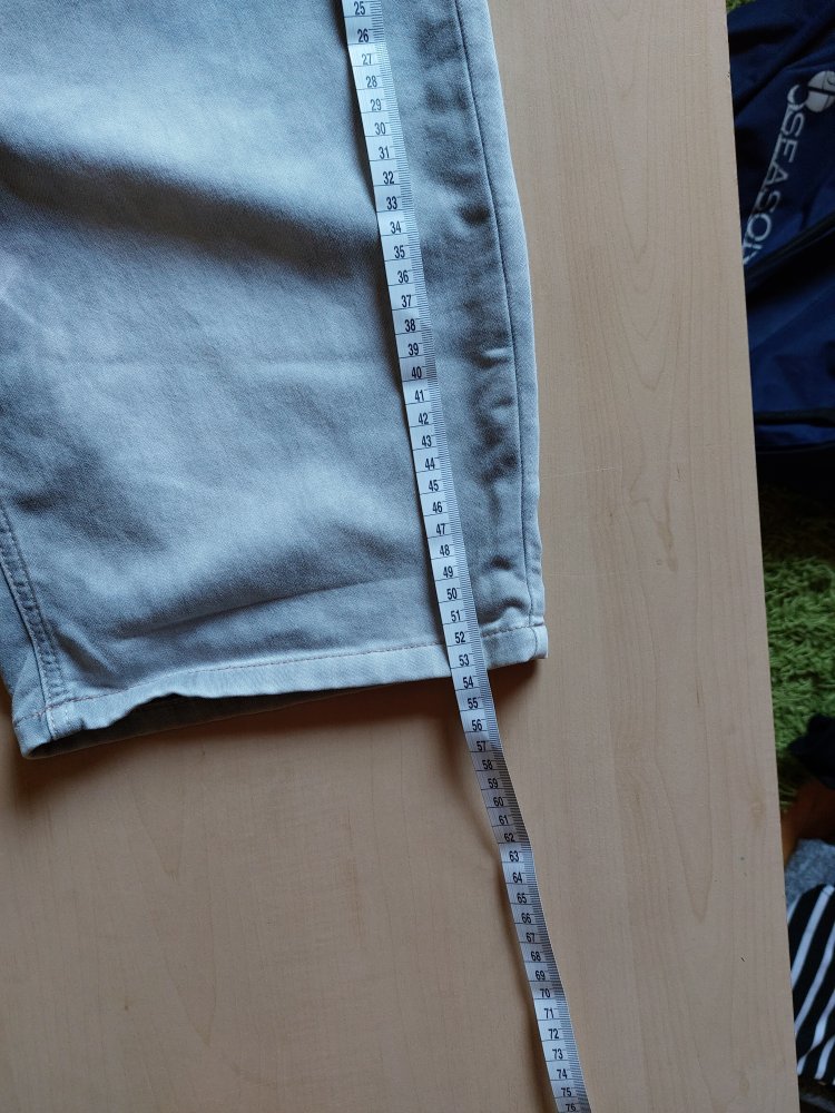 graue kurze Hose