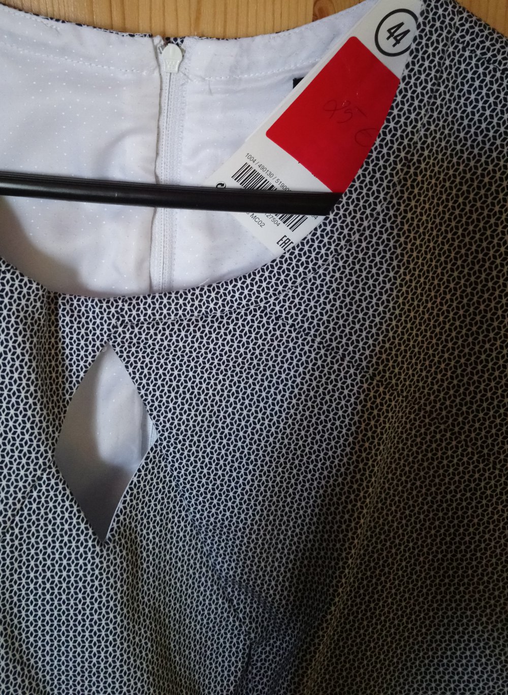 Grau weißes Kleid