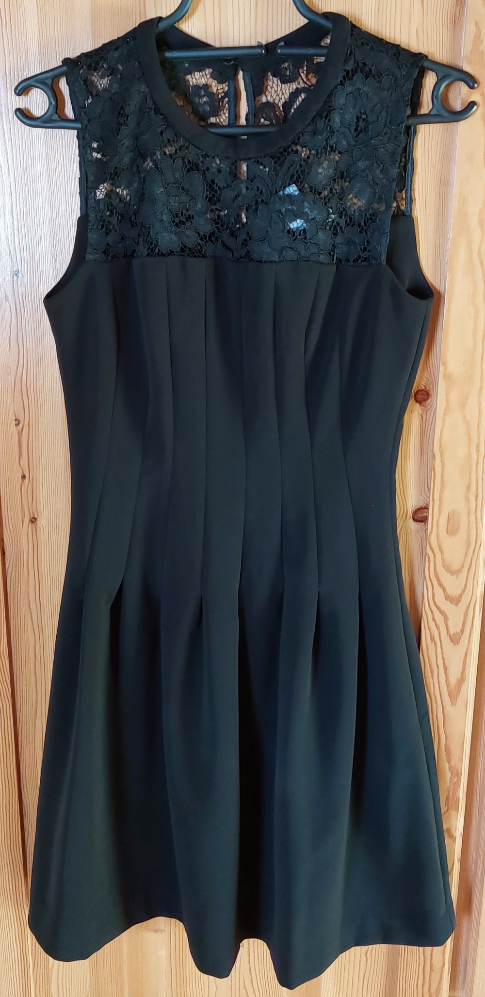 Schwarzes Kleid 