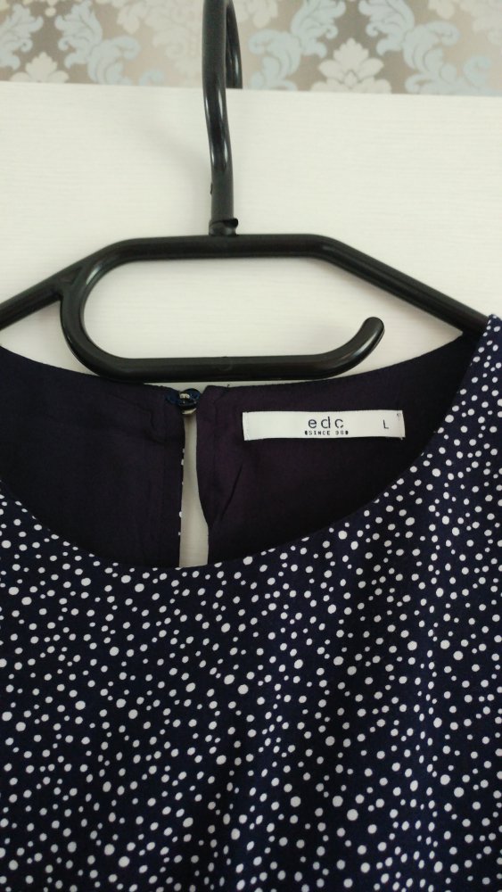 dunkelblaues Top