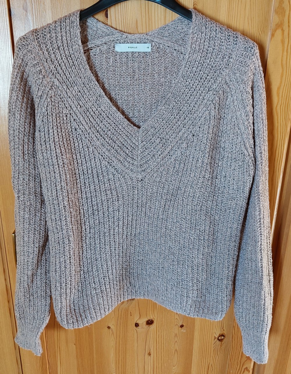 Strickpullover mit großem Ausschnitt 