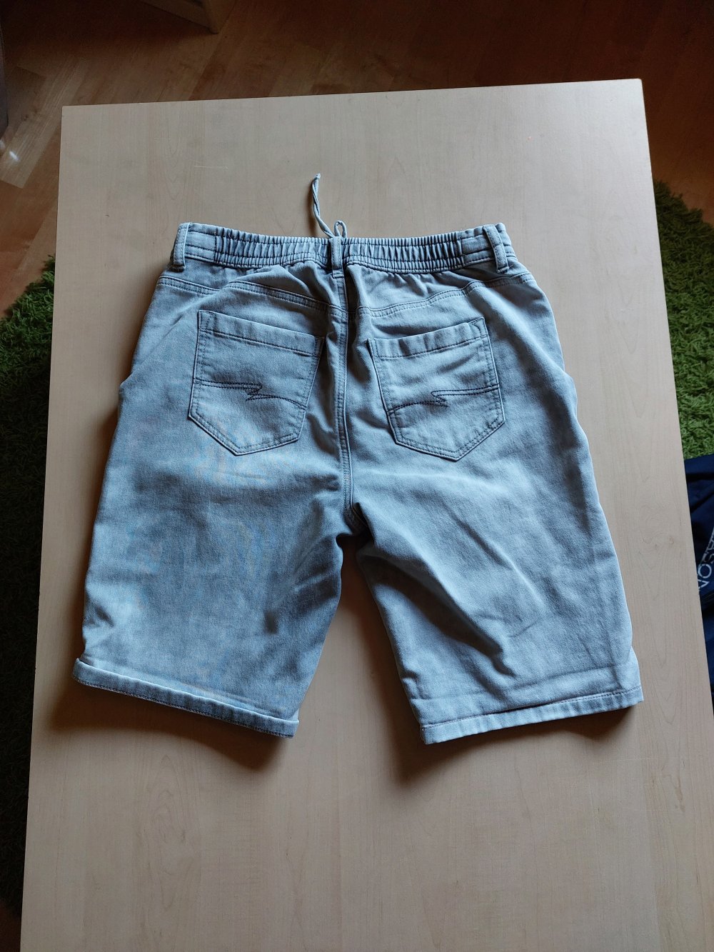 graue kurze Hose