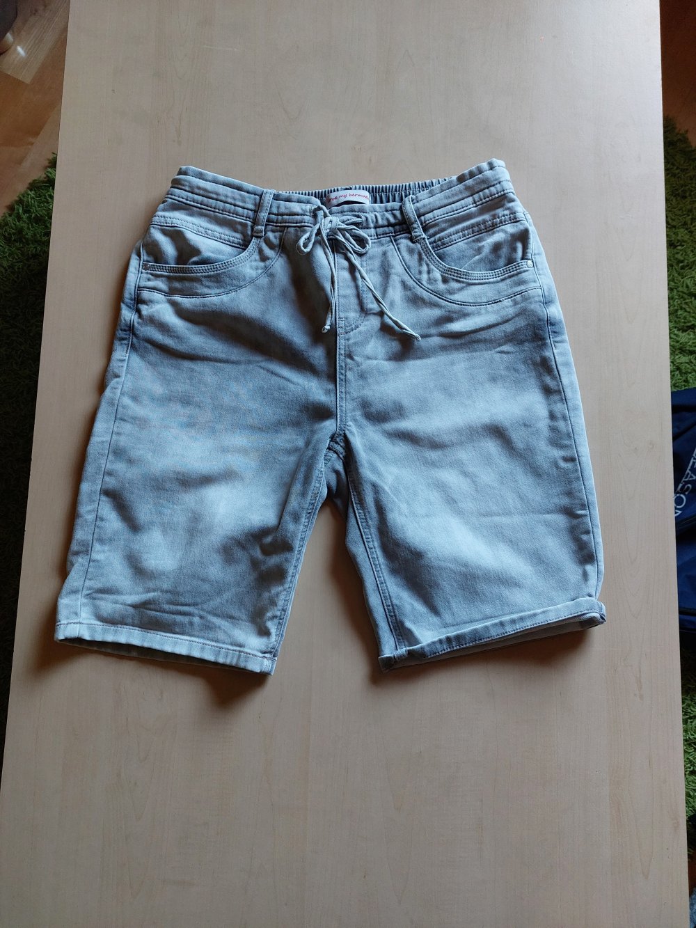 graue kurze Hose