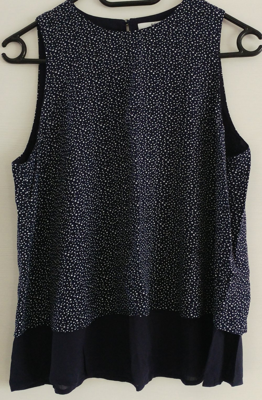 dunkelblaues Top