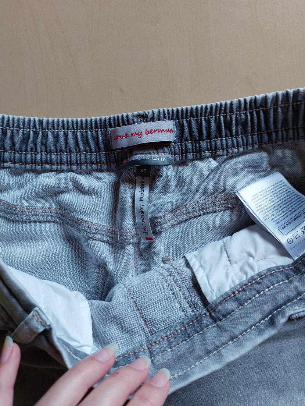 graue kurze Hose