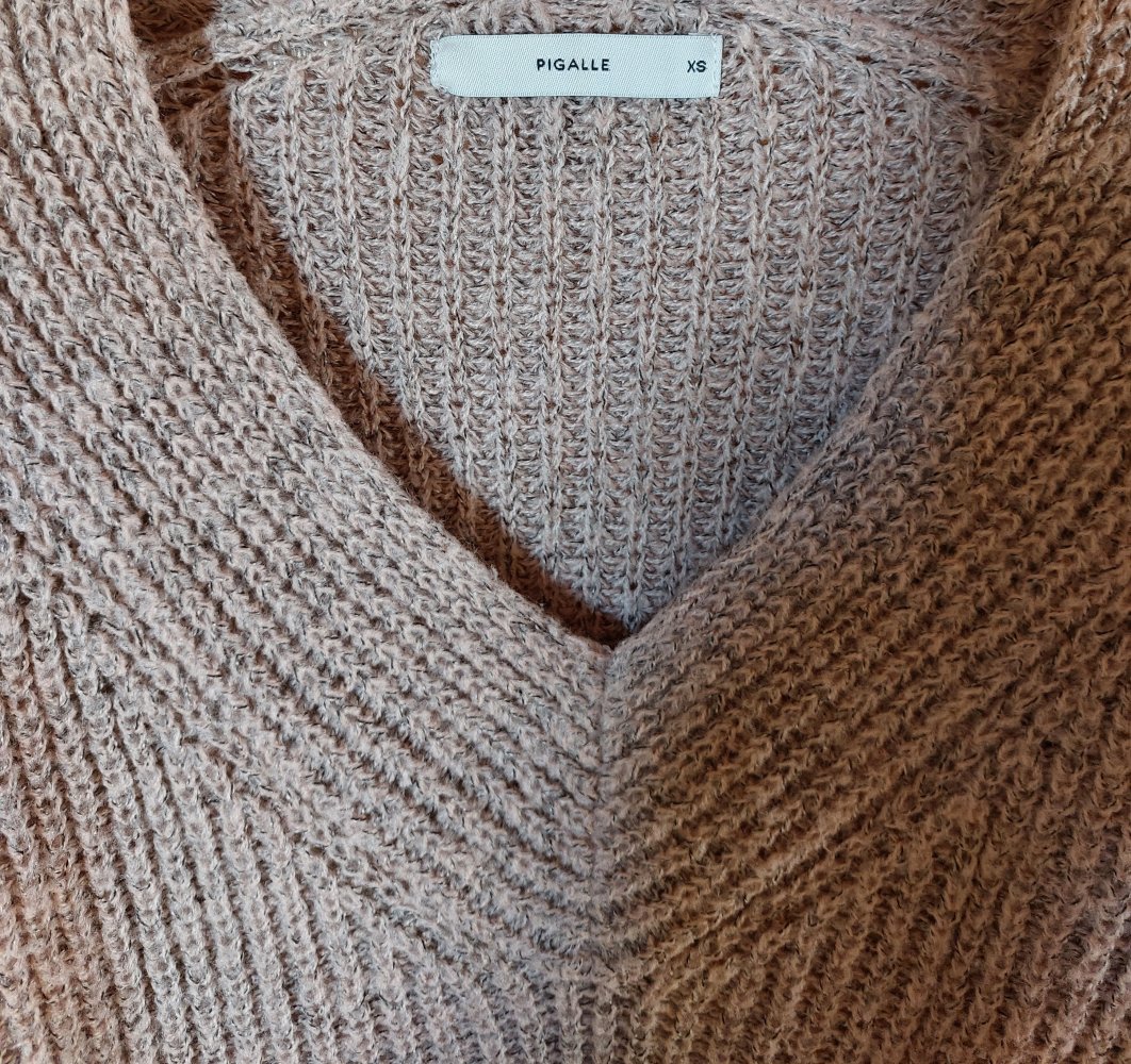 Strickpullover mit großem Ausschnitt 