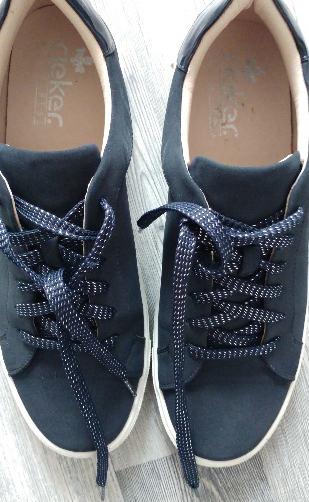 blaue Sneaker